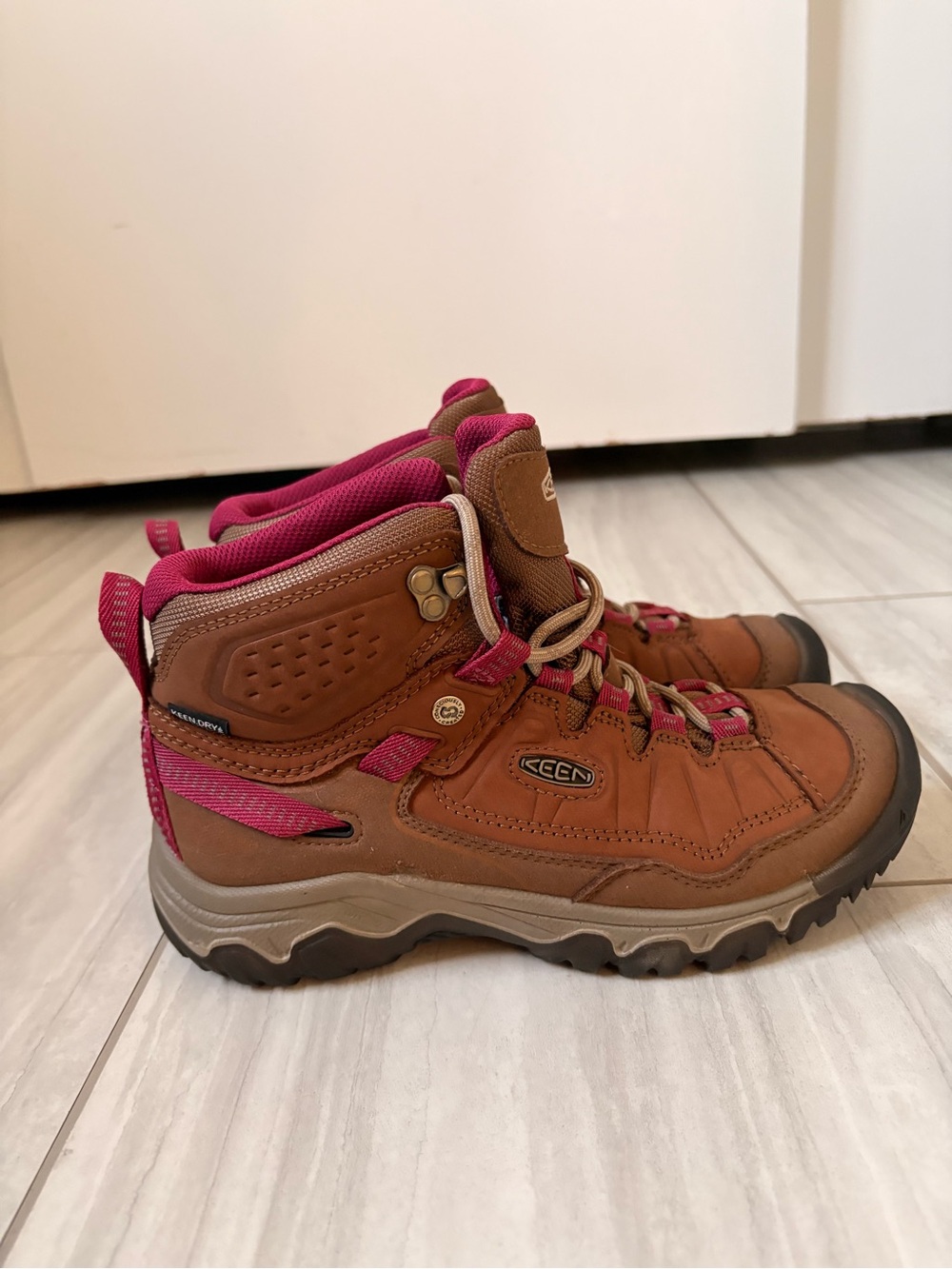 Women's KEEN Targhee IV Mid Waterproof Hiking Boots size 7 NWOT